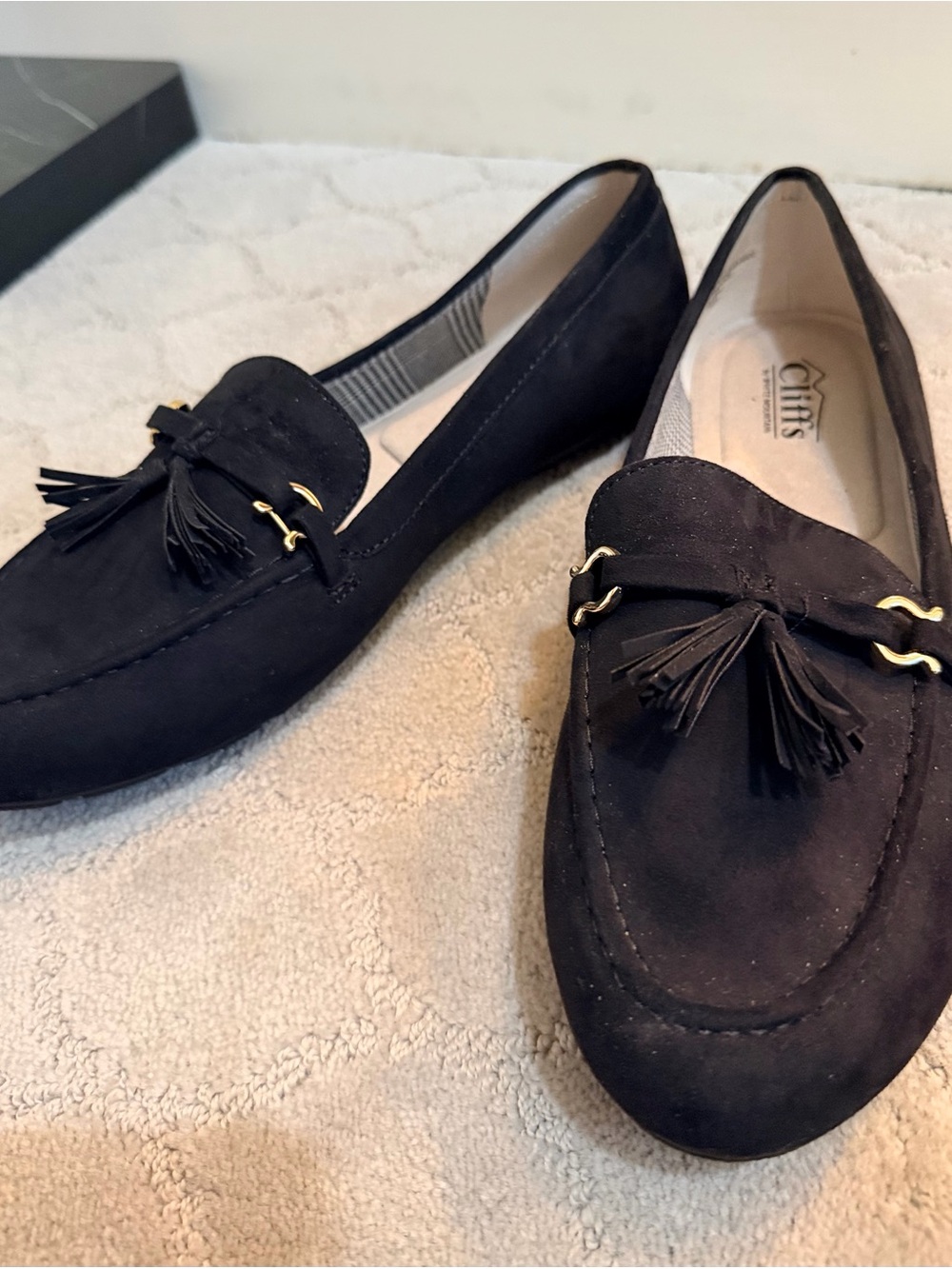 Cliffs by WHITE MOUNTAIN Tan and Black Slip-On Textile Insole Shoe sz.9.5
